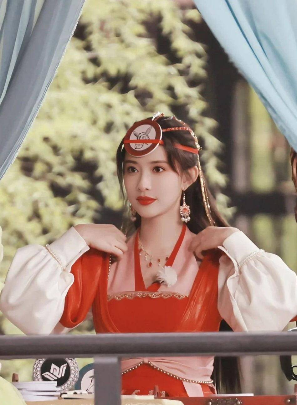 杨超越cos玉兔?管乐化身花楹?这节目是懂怎么放大美女优势的.