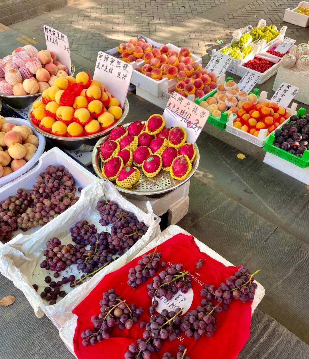 30箱香蕉连纸箱子都被抢光,只因老板暂时离开_水果摊_因为_小伙子