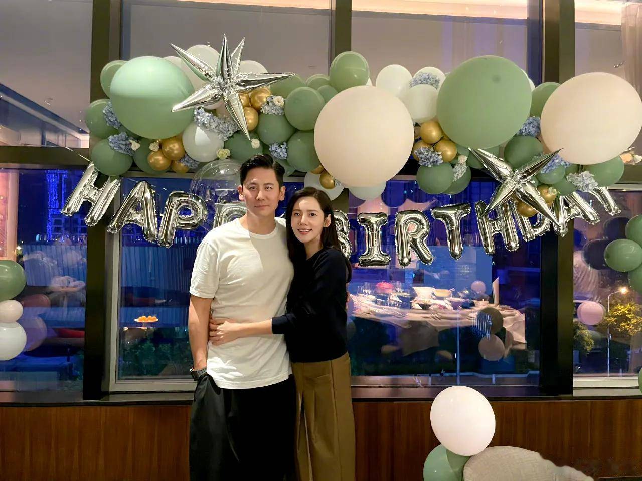 秋瓷炫520为老公于晓光庆生,晒出多张两人亲密合照,并配文"一辈子对