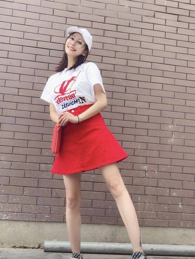 32岁李纯气质开挂,穿一件黑白色拼接连衣裙现身华丽大气,美腻了_设计