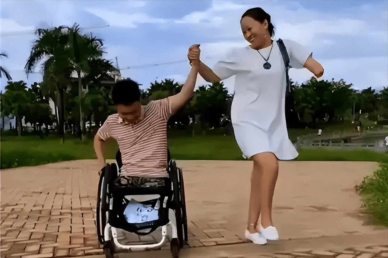 无腿丈夫出轨女粉丝,断臂妻子带孩子回老家,2年后结果大快人心_残疾人