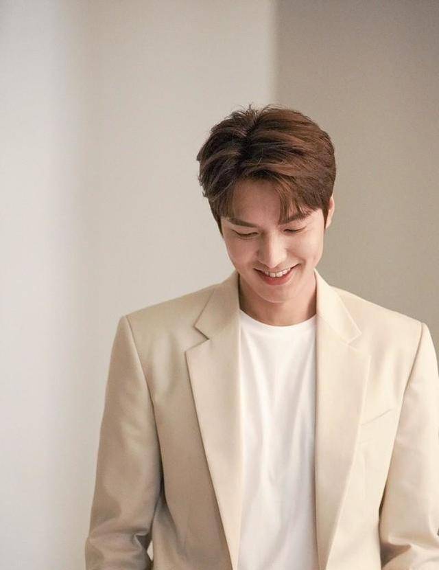 33岁李敏镐晒照,穿粉色西装显公主控秀太平洋肩,笑容温暖帅气_购物