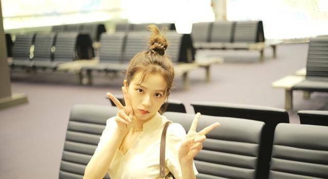 24岁jisoo罕见高扎丸子头,穿1000连衣裙甜美减龄配,宛如小仙女_少女