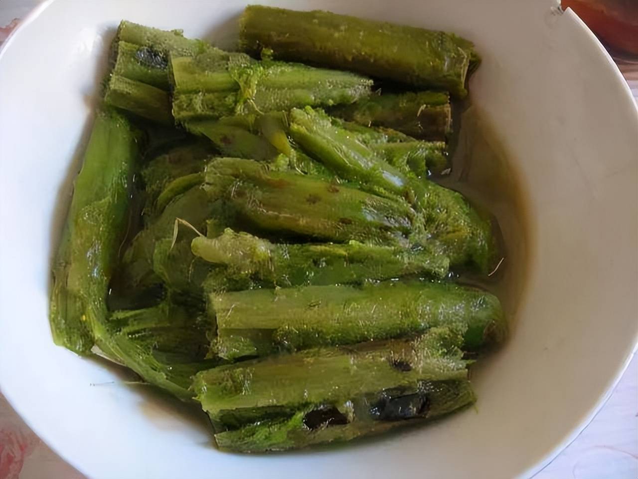 它是泡臭豆腐的原料,长得像竹竿,很多人种过,做腌菜也挺好吃_苋菜