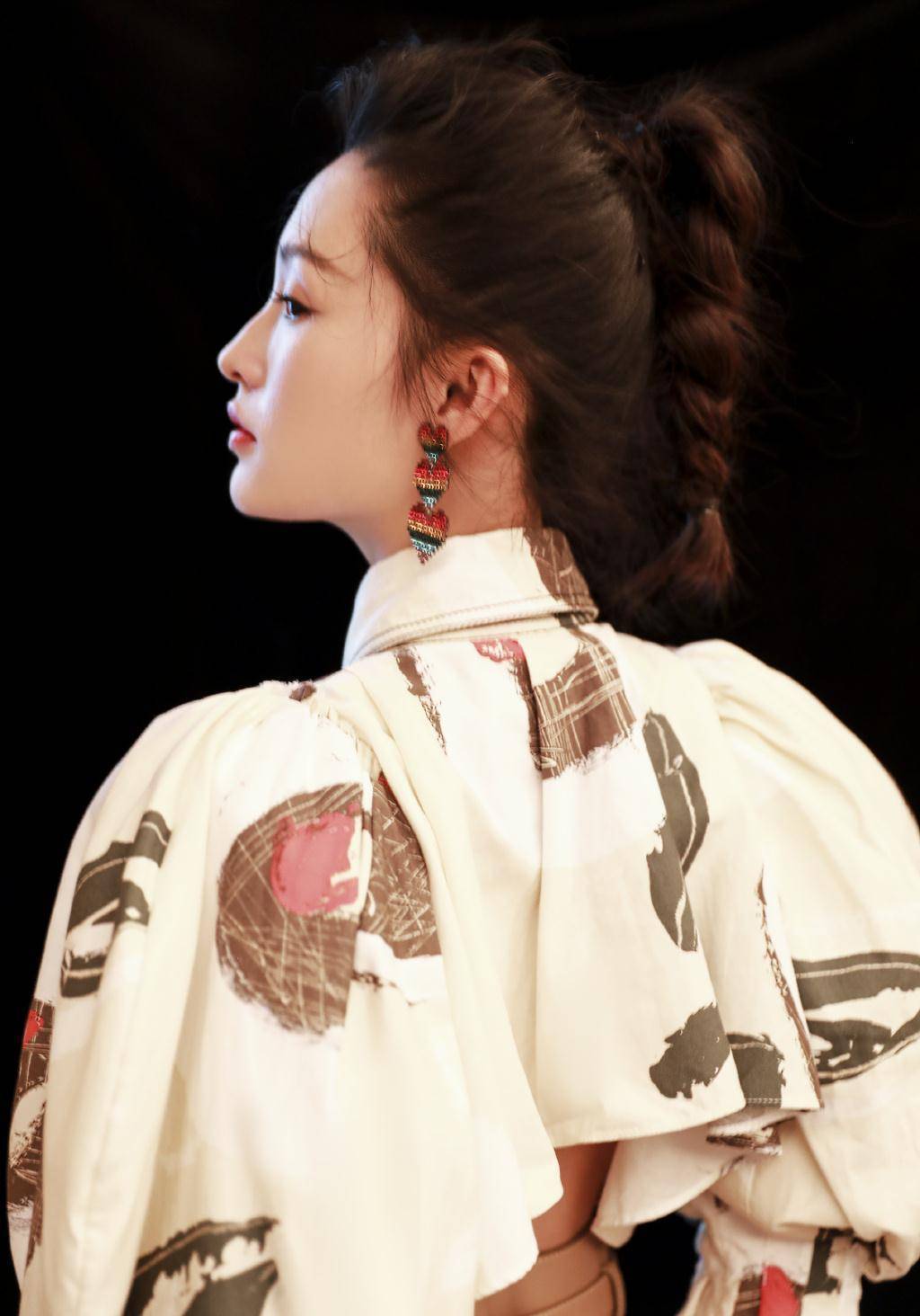 29岁气质美女李沁,甜美笑容融化人心,简约大方的穿搭清新又减龄_设计