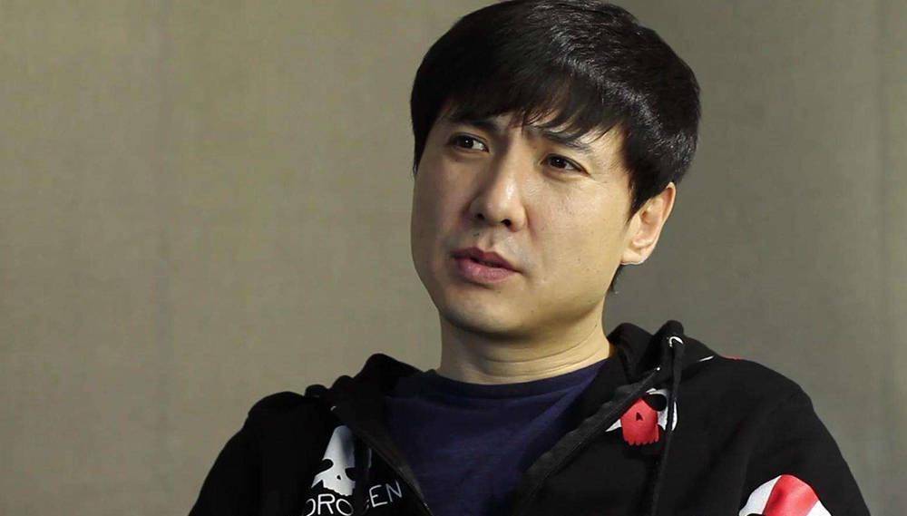 40岁沈腾露面,路人镜头下虎背熊腰显富态,穿人字拖会友太随意_潘斌龙