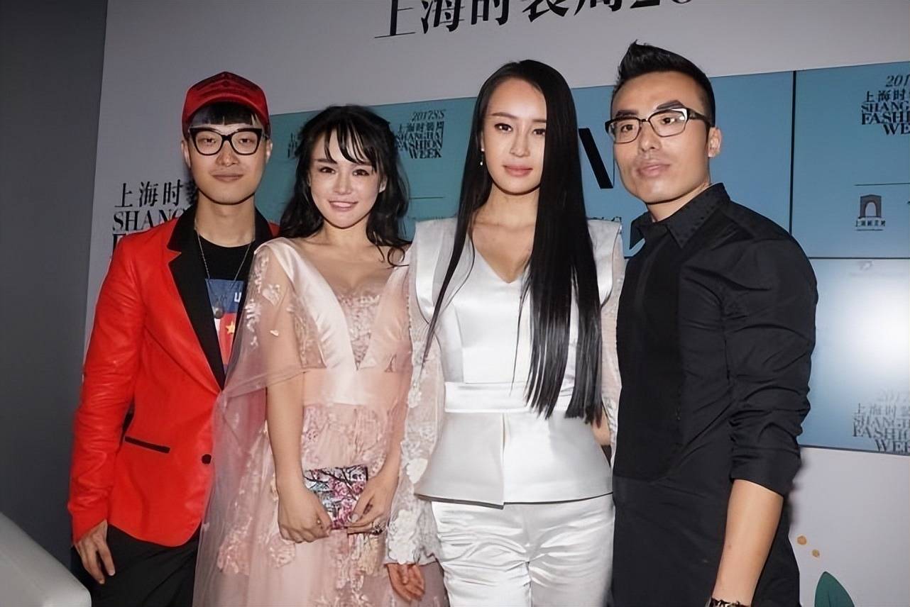 冉莹颖母其弥雅都挺会长,身材看着时尚,但撑得起衣服挺高级_造型_领口