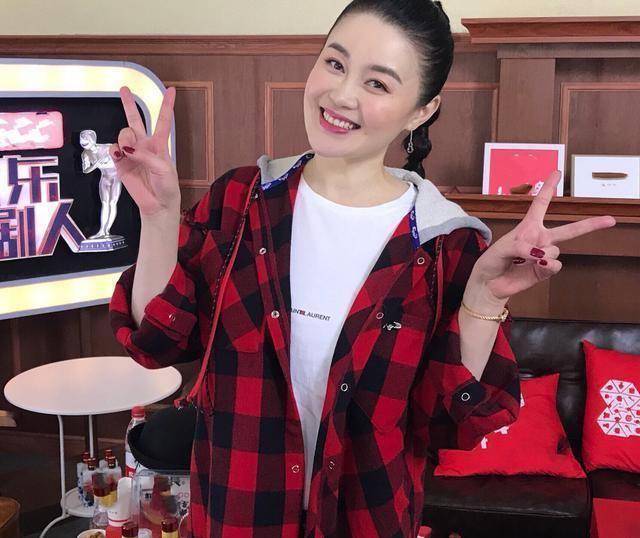 37岁赵本山女徒弟和友人喝酒小聚,风韵犹存,网友直呼:太美了_婷娜