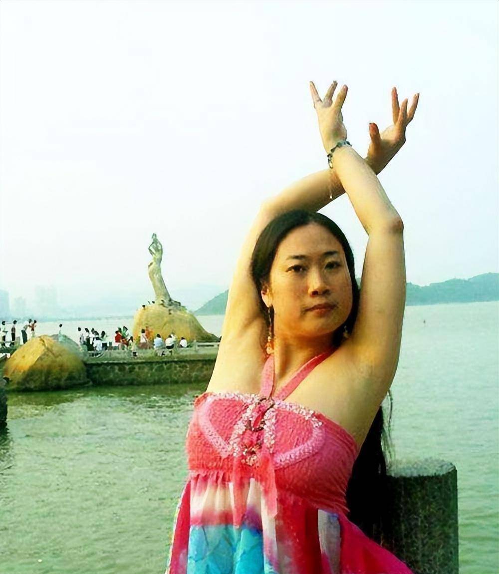 43岁芙蓉姐姐近照曝光:从扮丑网红到千万富婆,她经历了什么?_史恒侠_