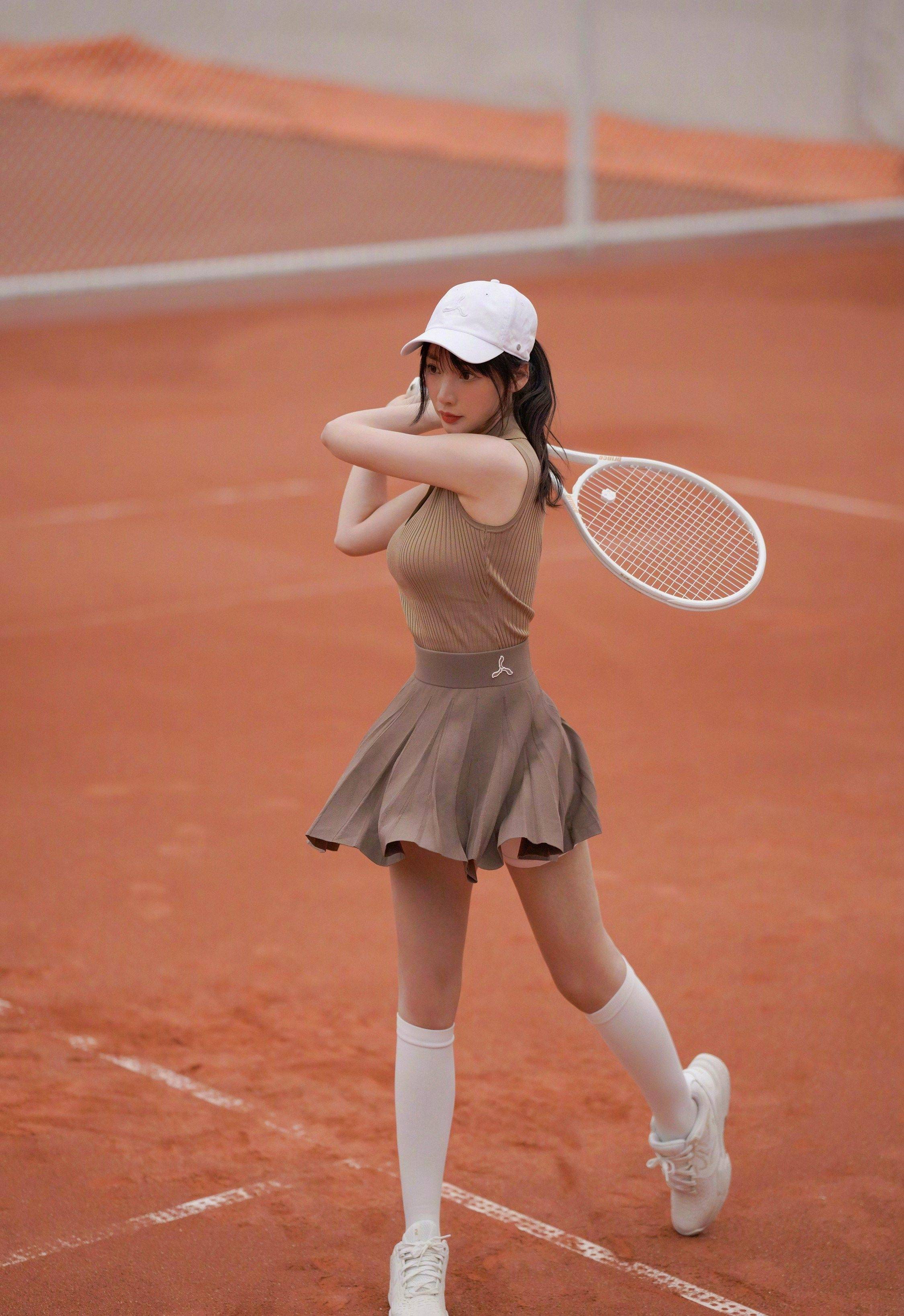 柳岩巧克力色百褶裙运动风写真_好身材_长相_女神