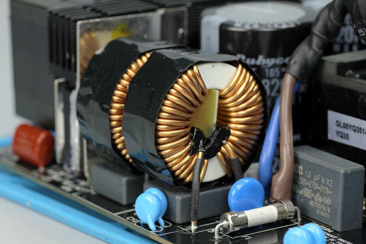 全日系电容 12年质保质量如何,2699元艾湃电竞1650w白金电源拆解_设计