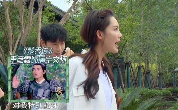 自然对套路熟记在心,在张彬彬的身上我们好像看到了曾经的张艺兴,总是