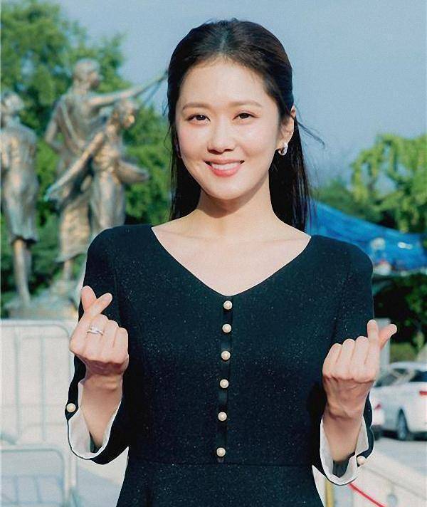 38岁张娜拉甜美现身,穿小黑裙少女感挡不住,"冻龄脸"太惊艳_的设计