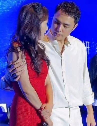 41岁明道现身活动,紧搂张庭热聊不避嫌,不知道她老公是怎么想_关系