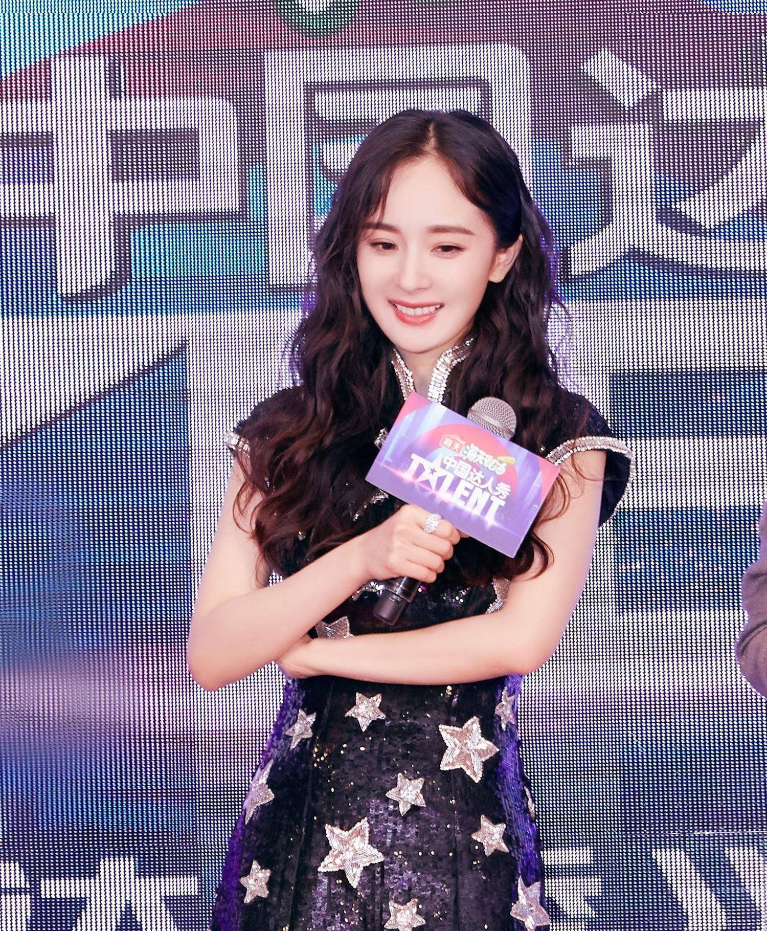 32岁杨幂衣品名不虚传,穿亮片星星裙出席活动,搭中分卷发美呆了