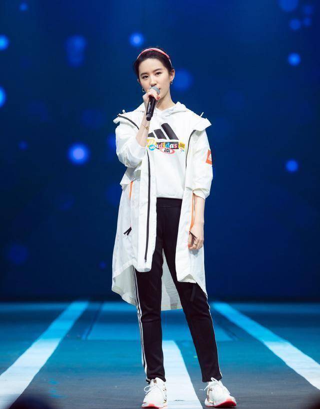 32岁刘亦菲生图太能打了,蓝色西装气质盖过往日天仙形象_外套_感觉