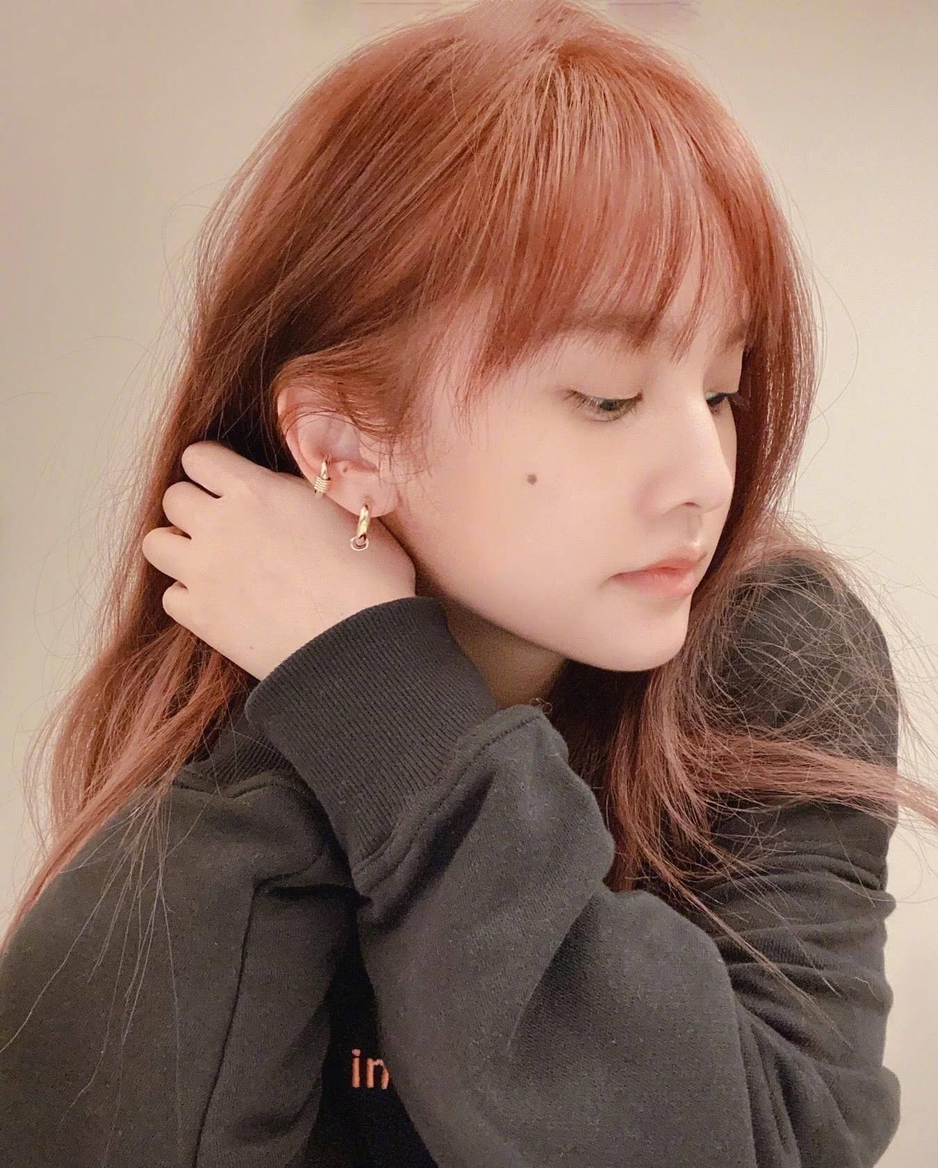 这个发色也是最近比较流行的颜色了,适合肤色暗黄的人,而且杨丞琳本身