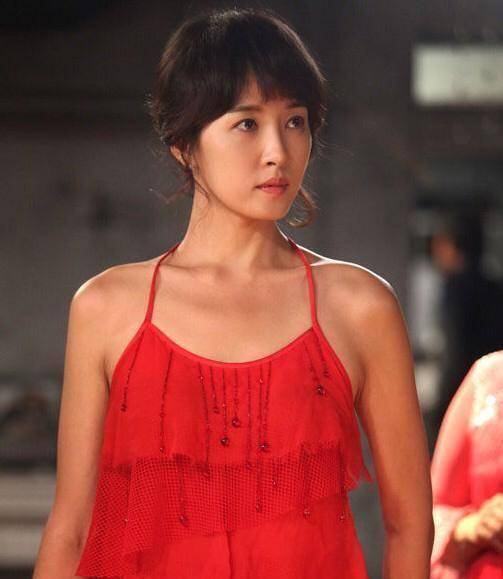 43岁"金三顺"近照曝光,胖妞逆袭成御姐,脸部僵硬被质疑整容!