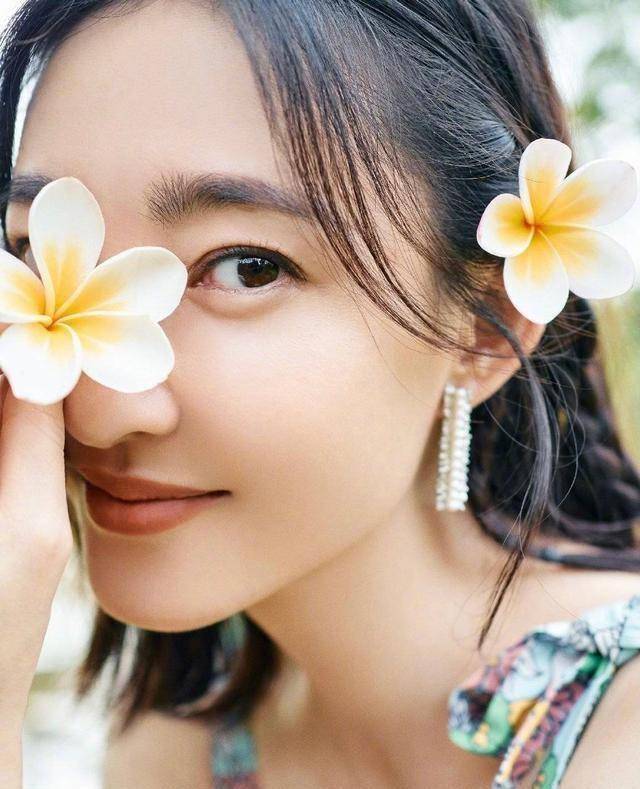 36岁王丽坤晒近照,扎丸子头少女感满满,一双白皙美腿太抢镜了_气质