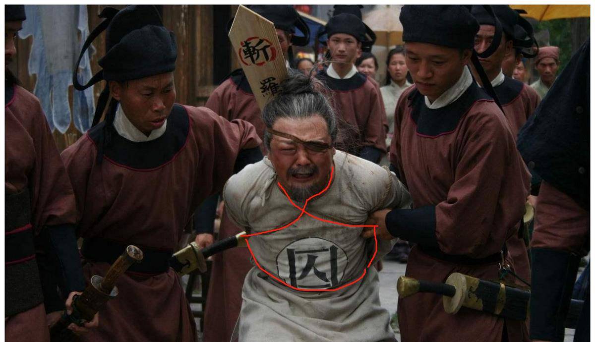 这不禁让人想起古代囚犯被铁链捆绑的模样.