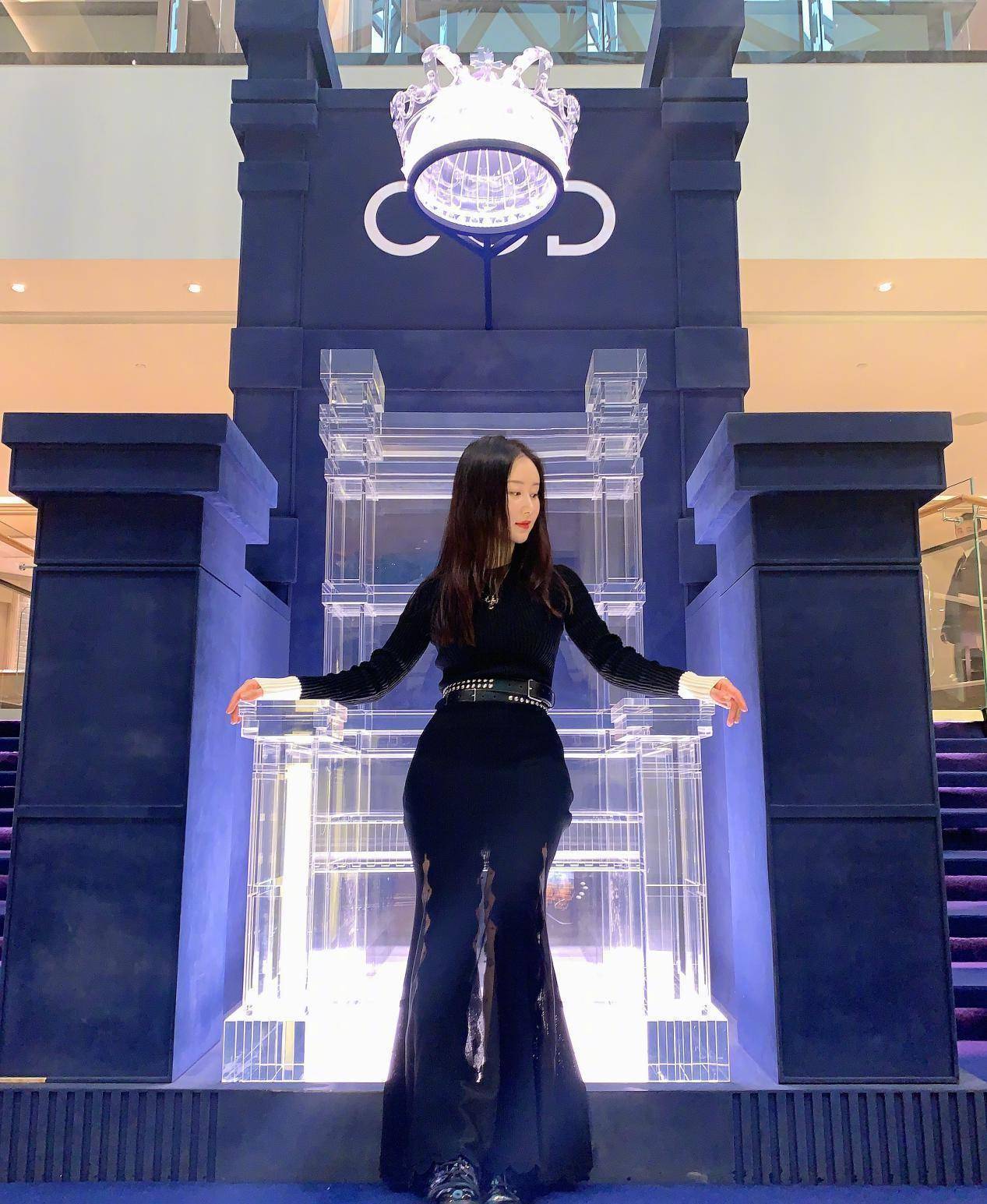 舒畅就经常穿着透视装出门,她选择的透视装时尚又精致,能够很好的展示