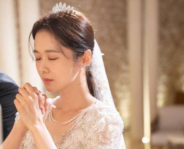 38岁张娜拉晒美照,身着婚纱仙气十足,与男主搞怪互动甜出屏幕_女神