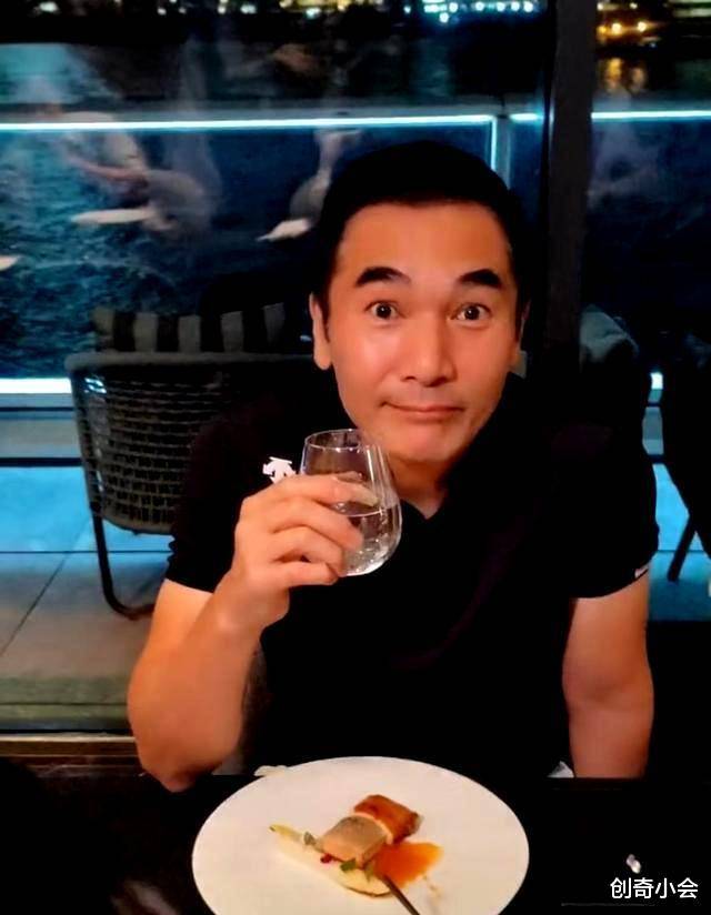 袁咏仪与周润发亲密合照引发家庭矛盾,他人尴尬不知所措_关系_演艺