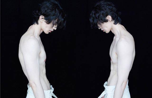 李栋旭的健身报道并不是很多,但是通过照片中他的肌肉身材也可以推断