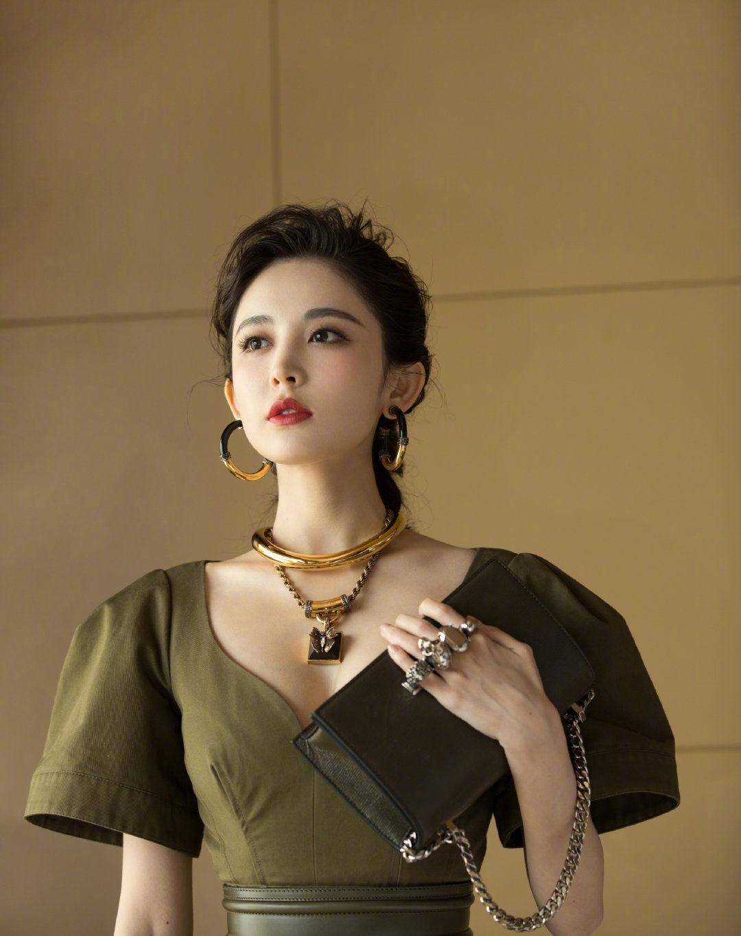 27岁娜扎和31岁景甜,同样搭配深v连衣裙,赢了年龄却输了气场_整体