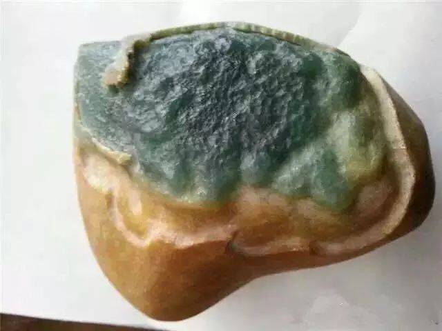 翡翠原石摇身一变成了蝎子-翡翠原石变种原因