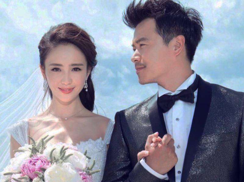 42岁陈思诚久违露面,肚腩凸起胖成徐峥,老婆佟丽娅瘦出新高度_身材