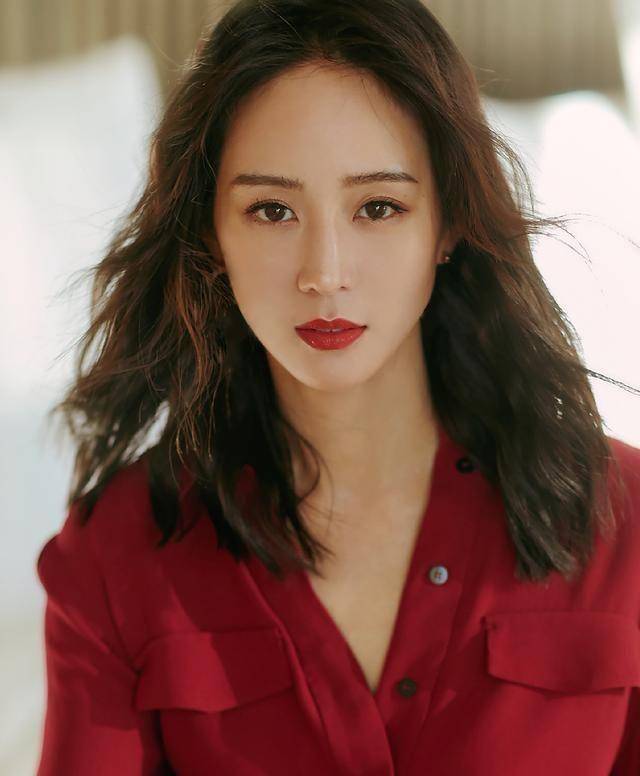 38岁张钧甯逆生长,红色皮裙搭绿色风衣,腿长气质佳!_女神_运动_整体