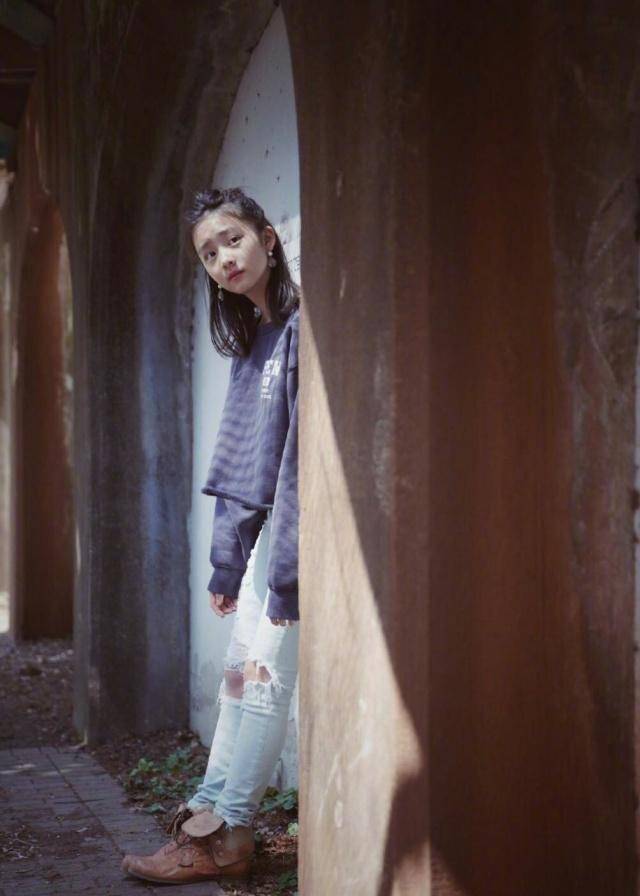 日常与黄磊一起现身机场的黄忆慈,虽然造型没有黄磊晒出来的那么夸张