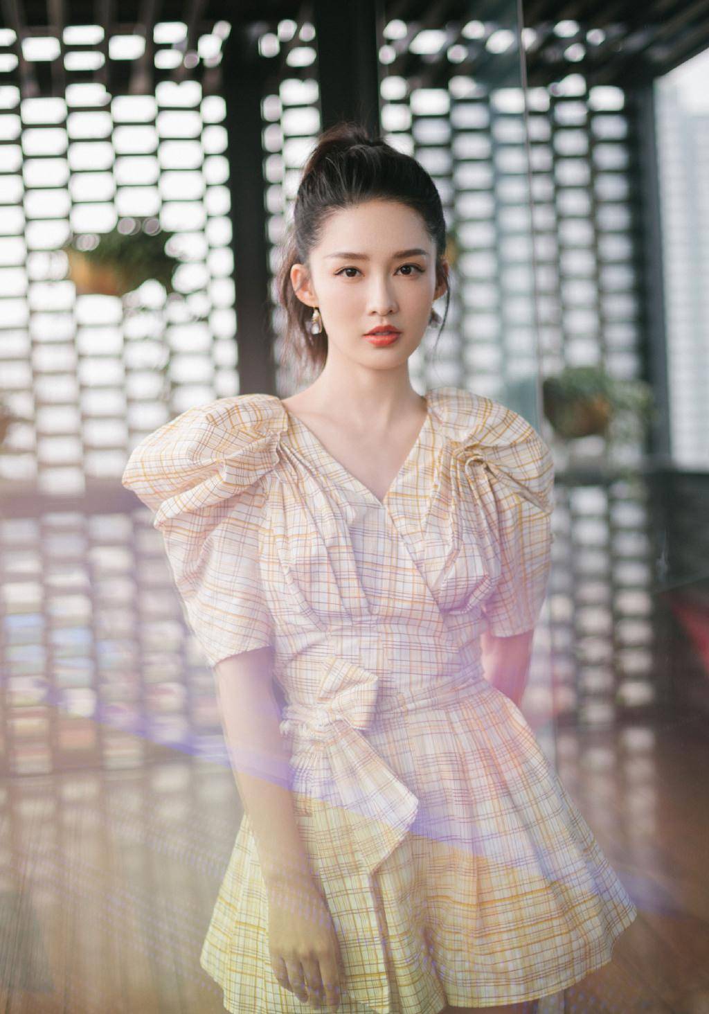 29岁气质美女李沁,甜美笑容融化人心,简约大方的穿搭清新又减龄_设计