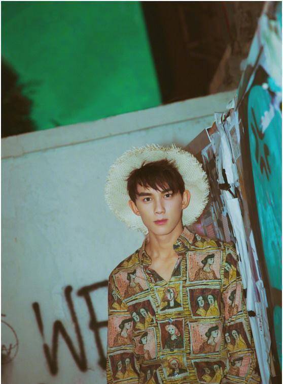 20岁吴磊穿校服好清新,网友:不是衣服的问题,是脸的问题!