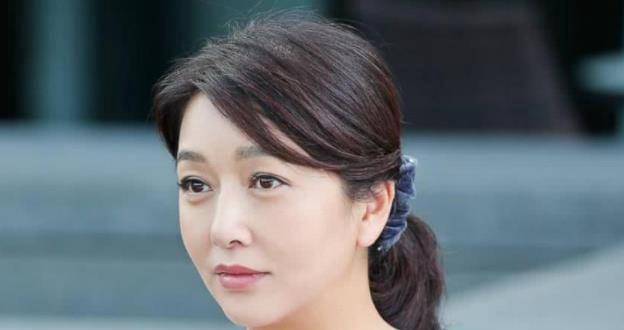 53岁江珊罕晒短发照,皮肤白皙惊艳,现任老公竟然是我们熟悉的他