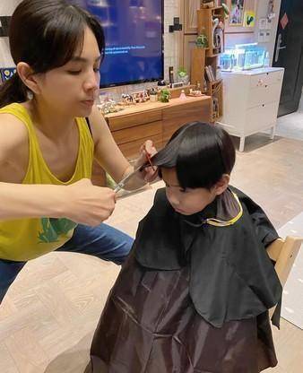 ella亲手帮儿子劲宝剪头发!