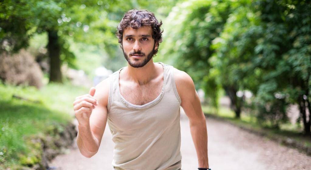 65岁"渣哥"吕良伟,经常扎马步练腿,与大爷合照好似年轻小伙_训练_动作