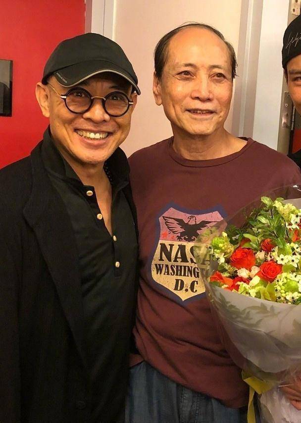 53岁李连杰和83岁老岳父罕见同框,一个老态龙钟,一个精神矍铄_生活