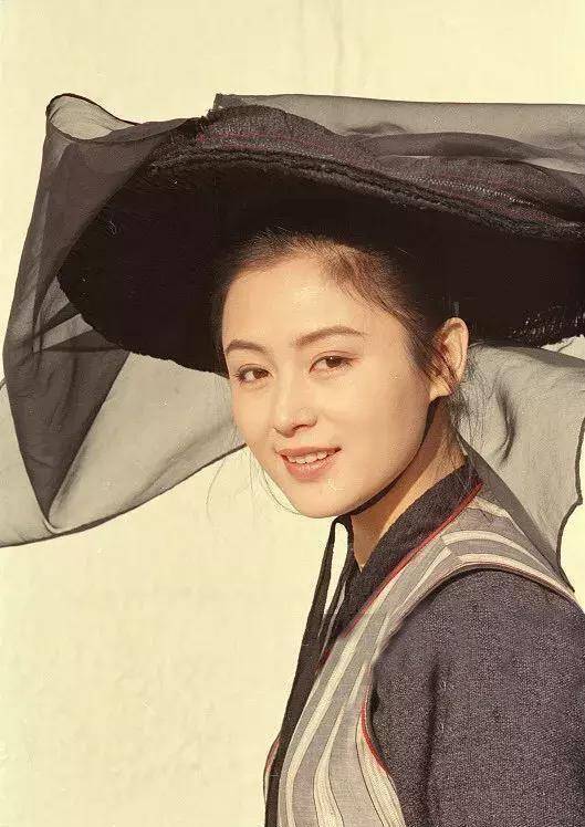 陈红年轻的时候,真的是女神级的明星,甚至曾被誉为"大陆第一美".