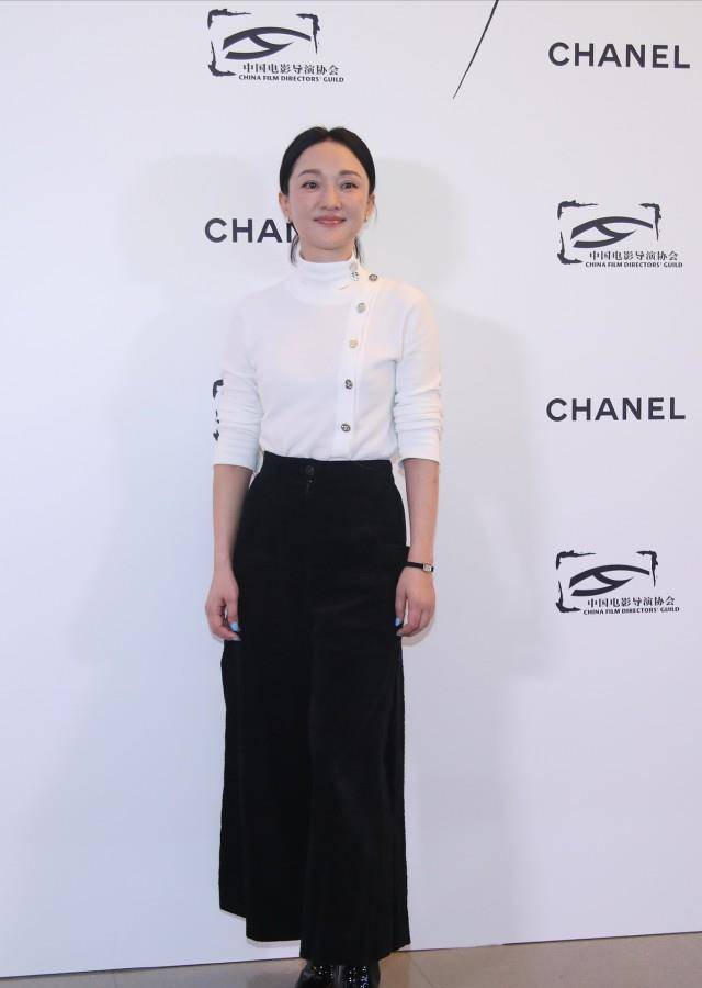 周迅用黑白显气质,西装素雅大方,就是眼窝太深,看起来有点疲惫_黑色