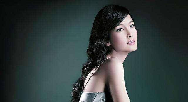 2008年他背着周慧敏激吻女大学生,随后两人从分手到