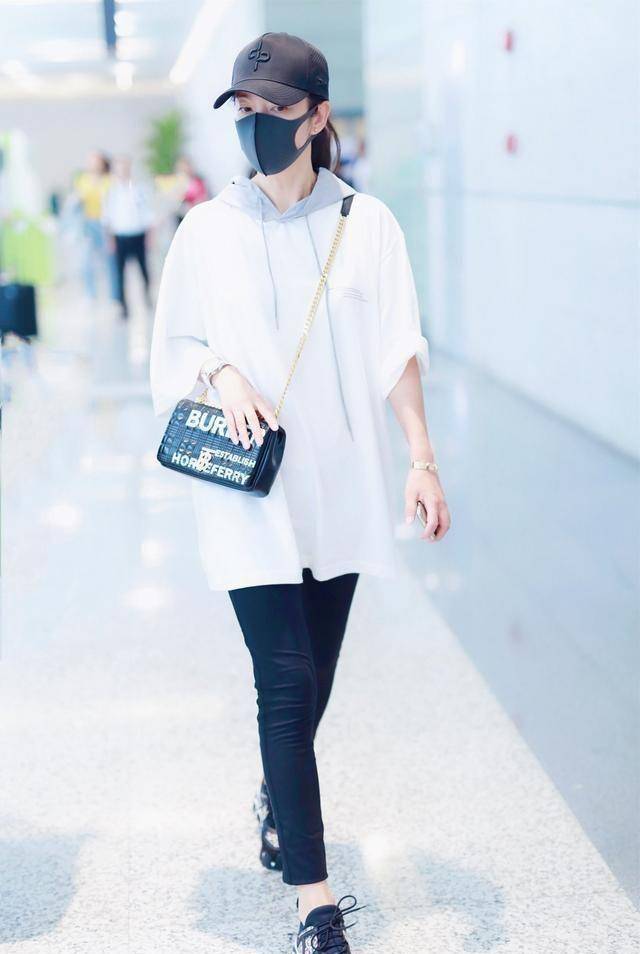 46岁李冰冰换新造型走机场"火"了,条纹衬衫搭配牛仔裤,真减龄_衣服