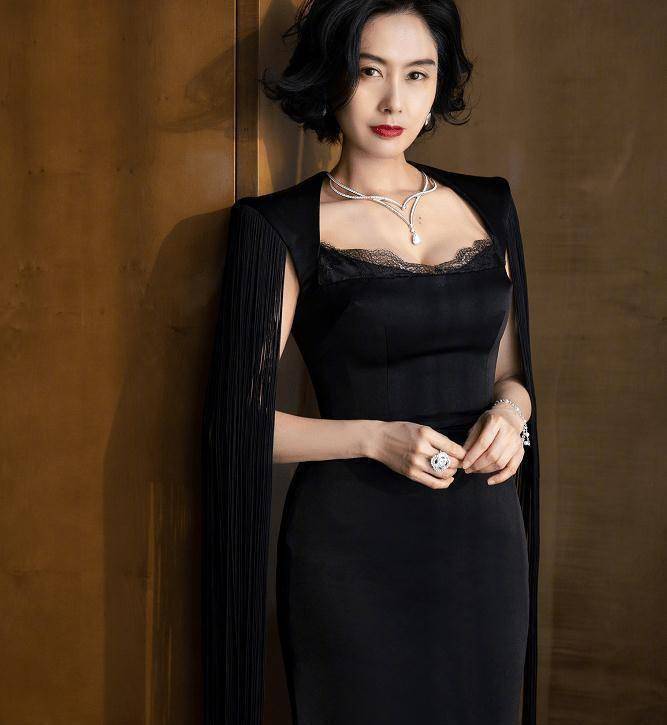 49岁朱茵圆润了不少,穿红色吊带裙出席活动,勒出一身赘肉_高跟鞋_身材