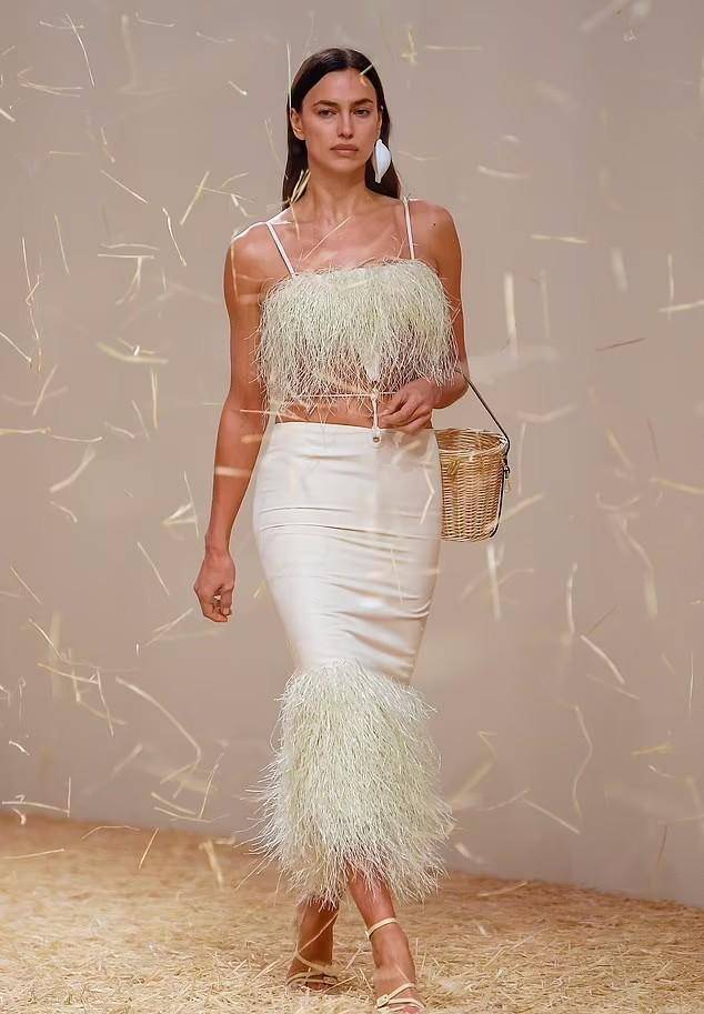 超模伊莲娜的海上时装秀!