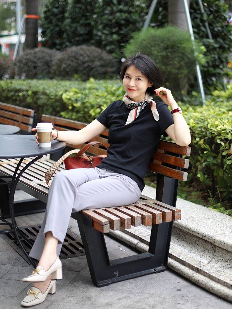 50,60岁的女人,夏天别穿得太花哨!优雅,高级的穿搭,会更适合你!