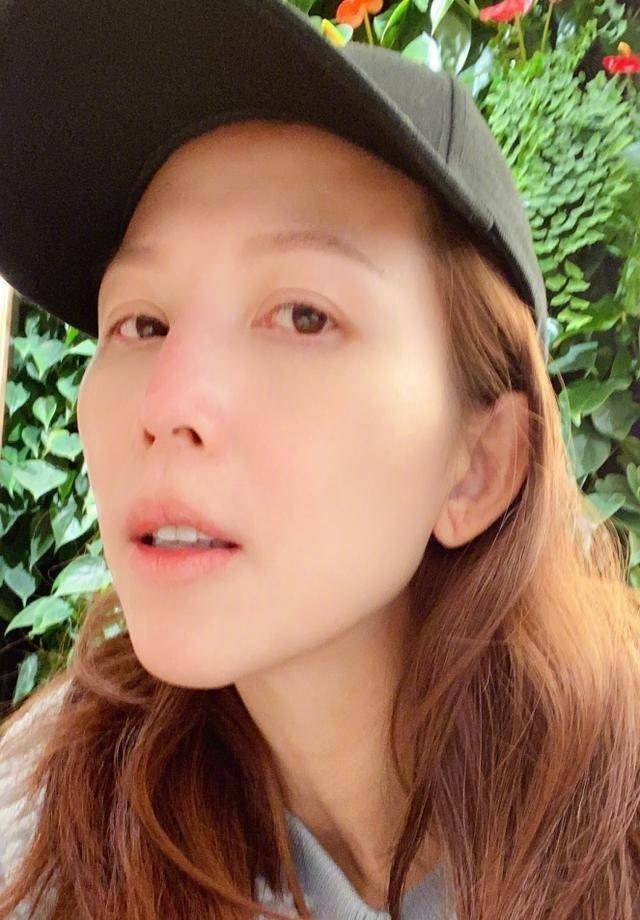 图中的蔡少芬穿着一件毛茸茸的上衣,头戴一顶黑色棒球帽,素颜出镜的她