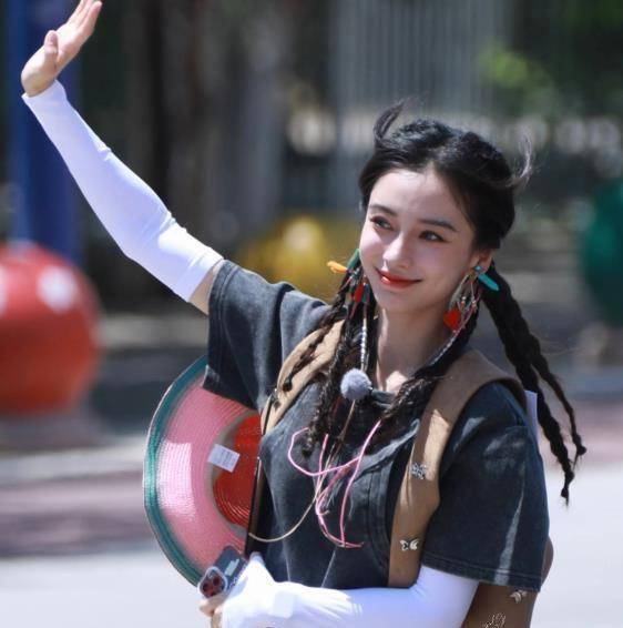 录跑男,晒无美颜自拍心情好,蹲着合影,手上还有冰棍_模样_景色_女明星