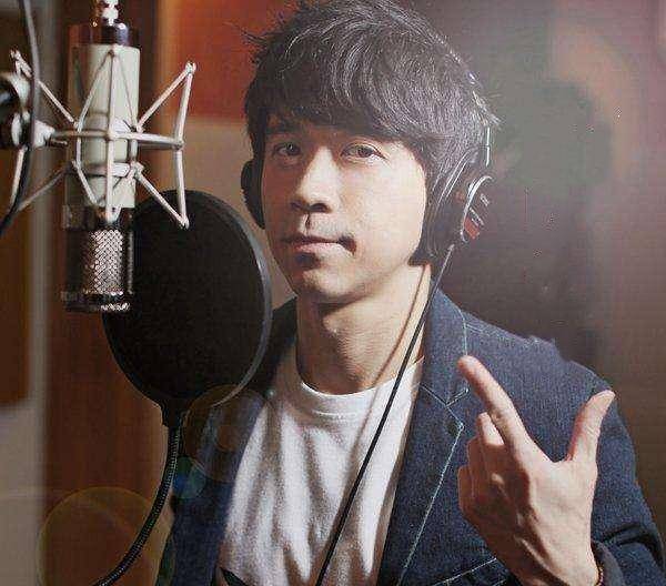 50岁光良亮无名指戒指,所晒照片疑似友女被裁剪,是要官宣结婚吗_一个