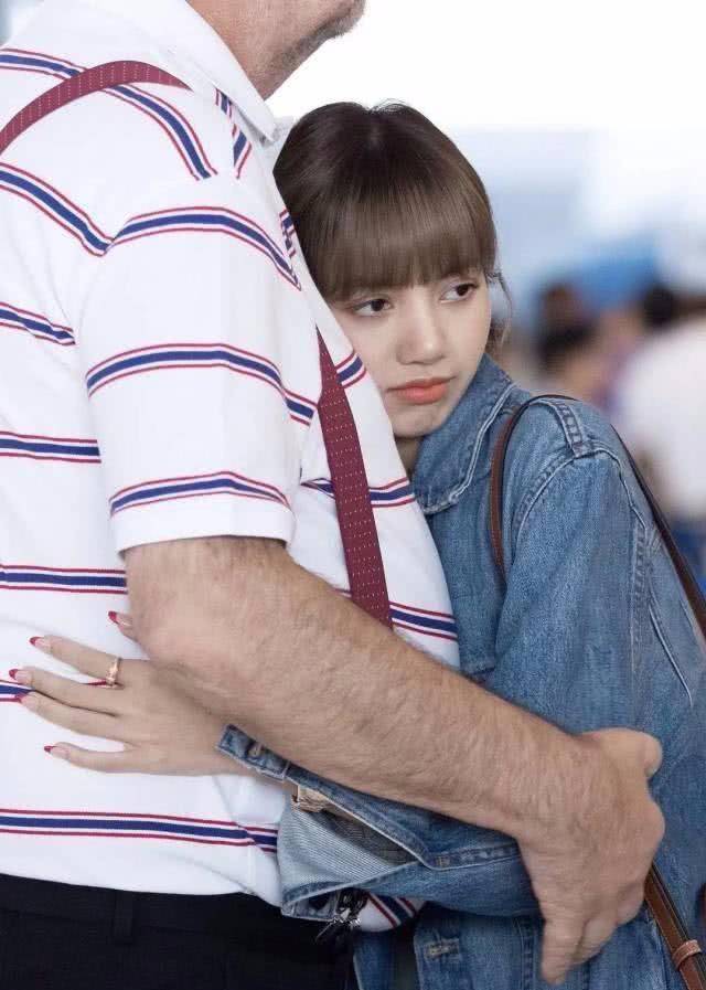 并拍摄下了lisa和家人相拥的画面,当时lisa来到机场为父母送行,穿着